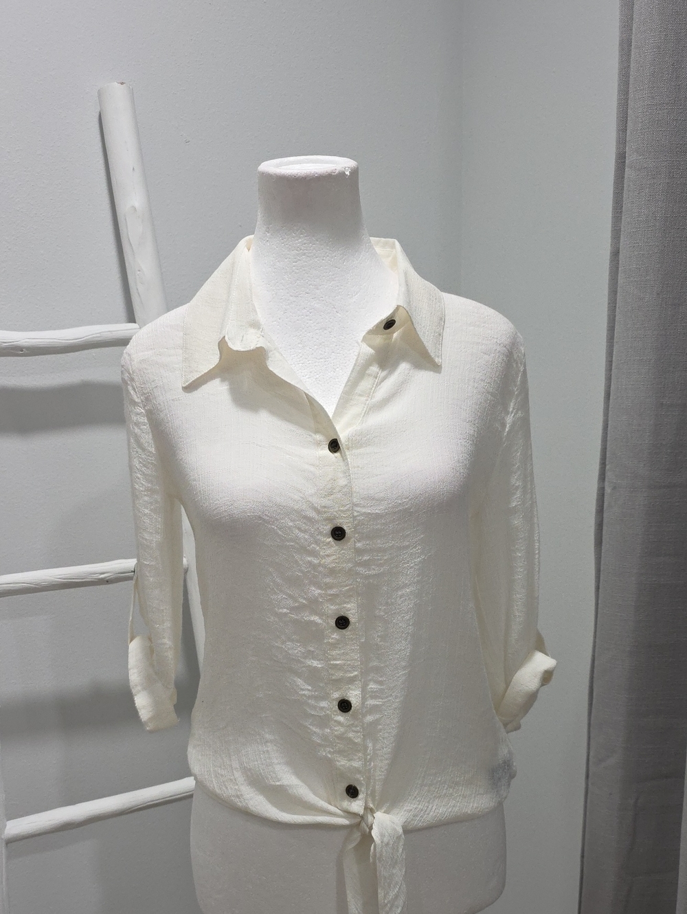 Women’s Cream Button-Front Tie Hem Shirt
